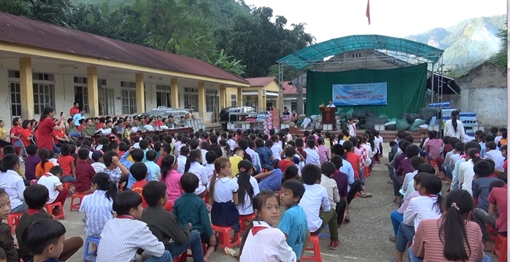 Công đoàn Văn phòng Bộ Công an tặng quà trẻ em vùng cao